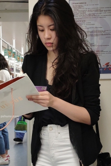 杭州地铁街拍黑色小西服配白色休闲裤小姐姐-2