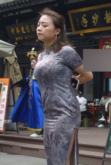 步行街旗袍店真丝旗袍美女图片