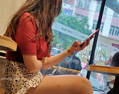 街拍白色斑点短裙美少妇图片-2