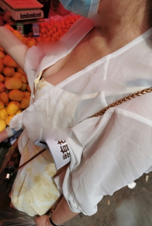 街拍丰满白色纱衣美女图片