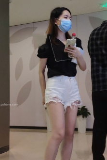 街拍白色热裤美女写真-3