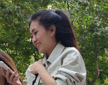 现在流行穿灰色运动紧身裤，好身材一览无余