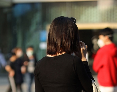 街拍穿灰色休闲裤的女人