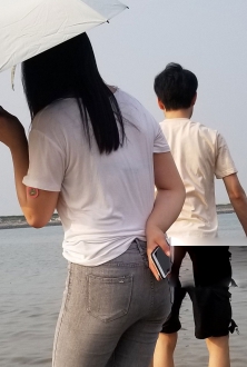 白色t衫灰色牛仔美臀少妇