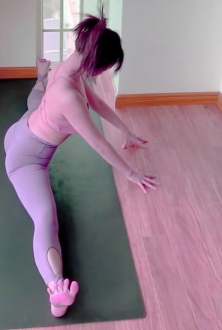 街拍粉色吊带背心运动裤美少妇图片