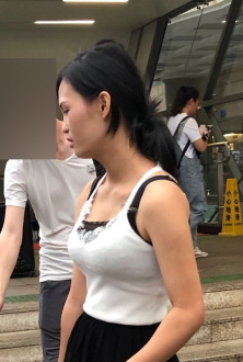 街拍南京吊带丰满性感美女图片
