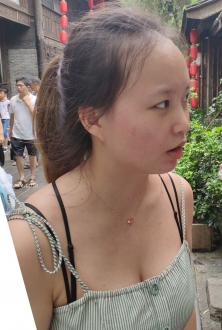 绿色竖条纹吊带连衣裙穿出了一种活力满满的感觉2