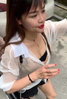 白色薄纱半透明上衣搭配黑色短裤美女图片