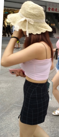 街拍粉色短袖牛仔热裤美女图片