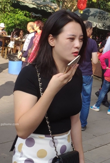 街拍黑色短袖短裙美女写真