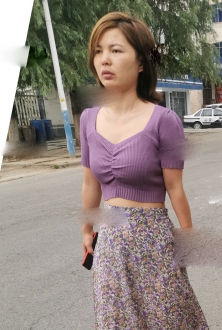 短发长裙美熟女