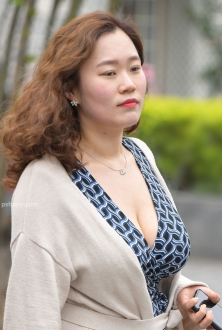 波浪卷发配温婉长裙气质时尚美女图片