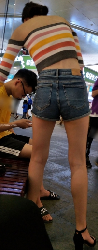 街拍条纹短袖牛仔热裤美女图片