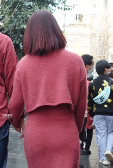 步行街枣红色长裙美女图片