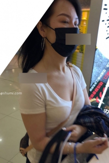 街拍经典白色T恤穿搭美女图片-2