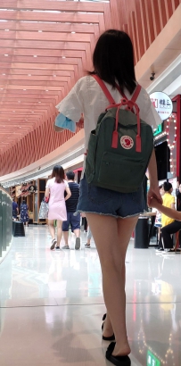 街拍白色短袖牛仔热裤美女写真