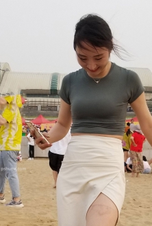 大连海滩上的赤脚美女姐姐