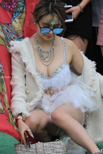 雪白演出服美女图片
