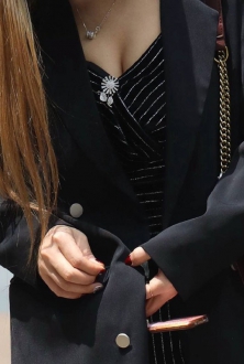 街拍肉感美腿美女