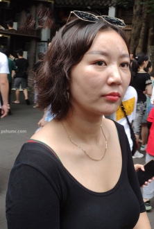 黑色大u领短袖配黑色长裙美女