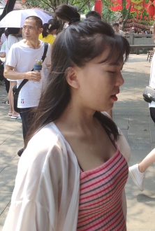 街拍小吊带抹胸性感杭州美女图片