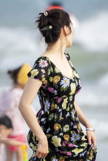 街拍旅拍丰满美女黑色印花长裙写真