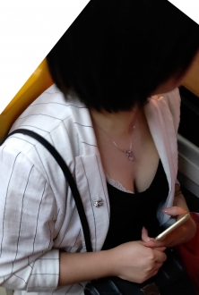 街拍丰满低胸玩手机的美少妇图片