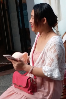 街拍白色镂空粉色连衣裙美少妇