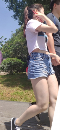 街拍牛仔热裤美女图片-2