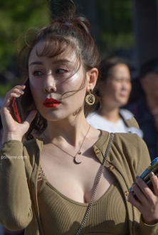 街拍军绿色修身上衣配短裙美女图片