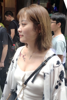街拍低胸浅色牛仔热裤美女图片