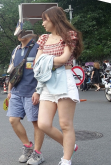 街拍白色牛仔热裤美女写真