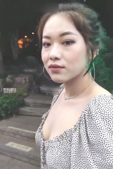 丰满白色斑点短裙美女图片