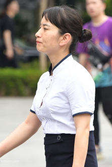 白色制服衬衫配黑色短裙美女图片