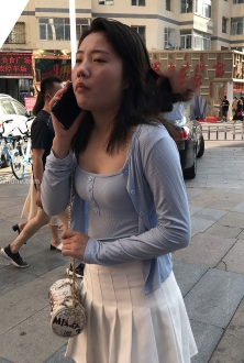 街拍白色短裙ck短裙美女图片