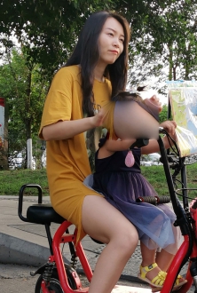 骑电动车的美腿少妇
