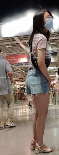街拍浅蓝色牛仔热裤美女图片