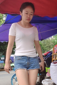 水果摊前的牛仔短裤美少妇