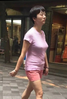 熟女姐姐可能没穿内衣吧，都凸点了