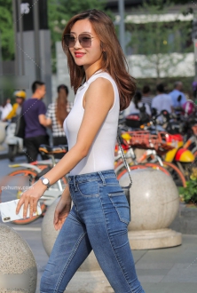 街拍成都蓝色牛仔美女