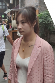 粉色小西服非常时尚简洁大方美女图片