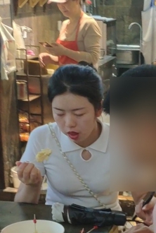 步行街街拍白色恤搭配格子短裙丰满美少妇2