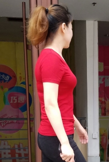 看铺位的红衣服美熟女