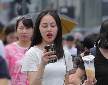 街拍白色T恤牛仔热裤美腿美女图片系列4