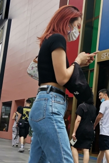 街拍牛仔长腿美熟女