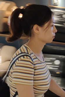 街拍彩色条纹T恤配牛仔裤美女图片