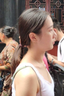 街拍成都小吊带美女图片
