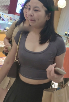 漂亮性感低胸还有小酒窝的美少妇