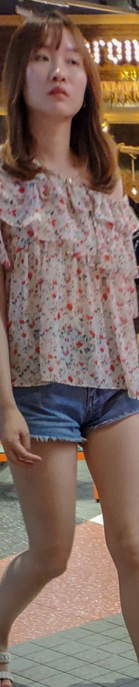 花色上衣蓝色牛仔热裤美淑女