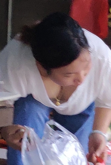 白色T恤配天蓝色长裤美女街拍图片